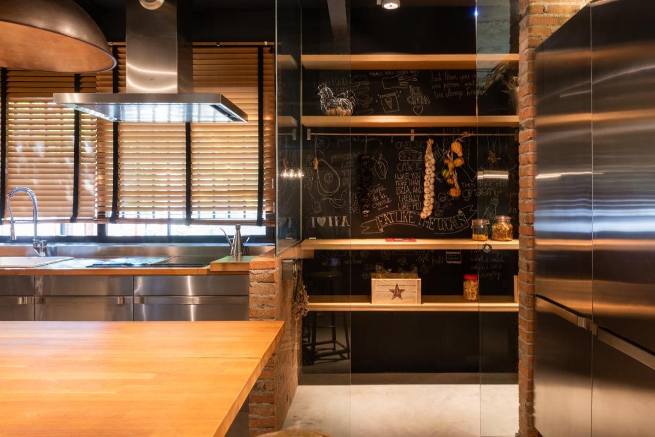 Petit Luxe Loft Apartment Terrassa Bagian luar foto