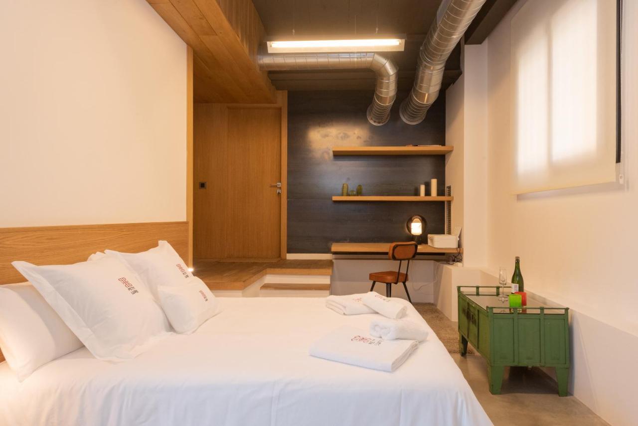 Petit Luxe Loft Apartment Terrassa Bagian luar foto