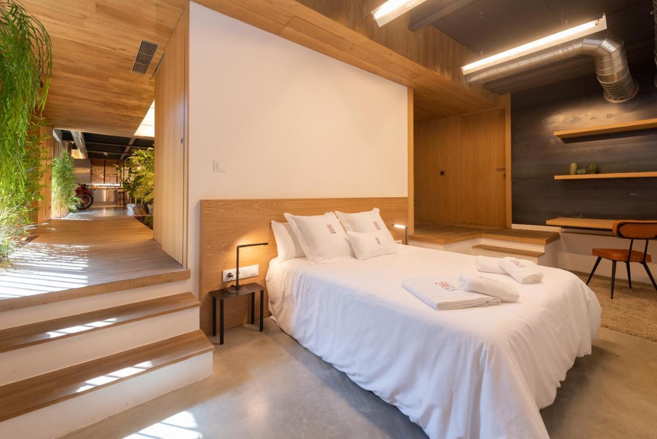 Petit Luxe Loft Apartment Terrassa Bagian luar foto