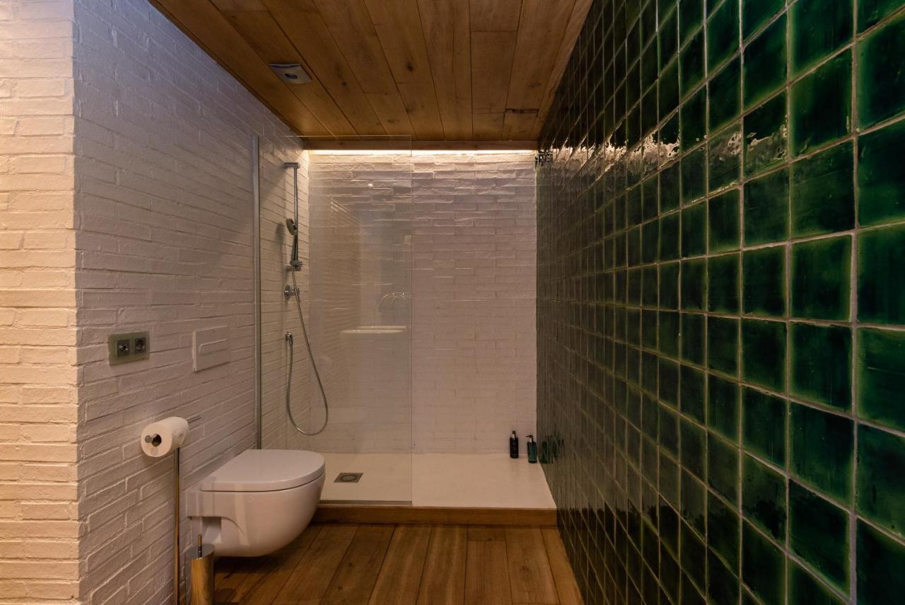 Petit Luxe Loft Apartment Terrassa Bagian luar foto