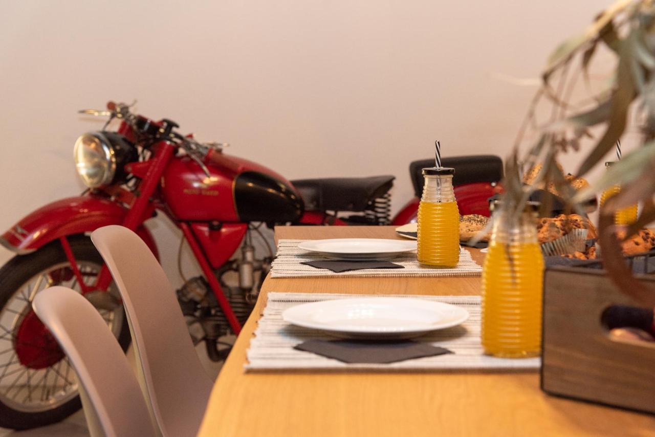 Petit Luxe Loft Apartment Terrassa Bagian luar foto